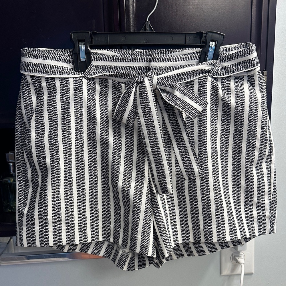 Banana Republic Black and White Shorts size 6